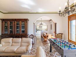 Spacious and Bright House With Private Pool