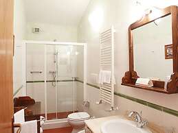 Belvilla by OYO Elegant Flat in Historic Villa