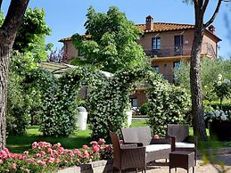 Mansion in Montepulciano With Pool