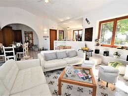 Belvilla by OYO Villa Alexa