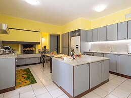 Splendid Villa in Macerata With Pool & Views