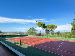 Splendid Villa in Macerata With Pool & Views