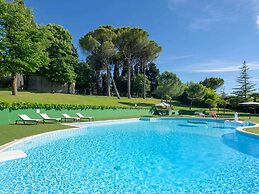 Splendid Villa in Macerata With Pool & Views