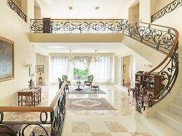 Splendid Villa in Macerata With Pool & Views