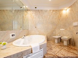 Splendid Villa in Macerata With Pool & Views