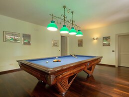 Splendid Villa in Macerata With Pool & Views