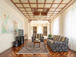 Splendid Villa in Macerata With Pool & Views