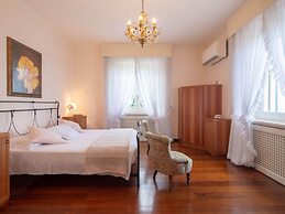 Splendid Villa in Macerata With Pool & Views