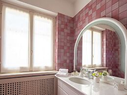 Splendid Villa in Macerata With Pool & Views