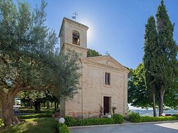 Splendid Villa in Macerata With Pool & Views