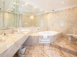 Splendid Villa in Macerata With Pool & Views