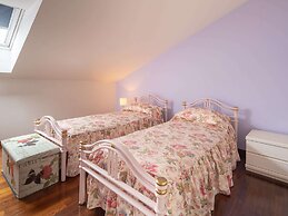 Splendid Villa in Macerata With Pool & Views