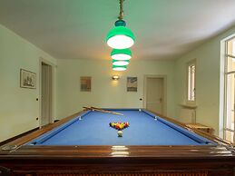 Splendid Villa in Macerata With Pool & Views