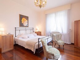 Splendid Villa in Macerata With Pool & Views