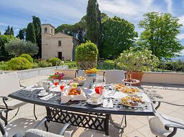 Splendid Villa in Macerata With Pool & Views