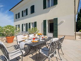 Splendid Villa in Macerata With Pool & Views