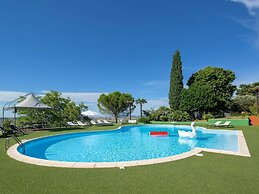 Splendid Villa in Macerata With Pool & Views