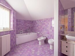 Splendid Villa in Macerata With Pool & Views