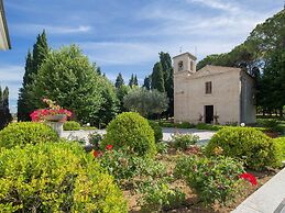 Splendid Villa in Macerata With Pool & Views