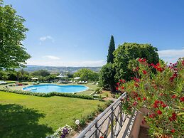 Splendid Villa in Macerata With Pool & Views