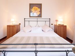 Splendid Villa in Macerata With Pool & Views