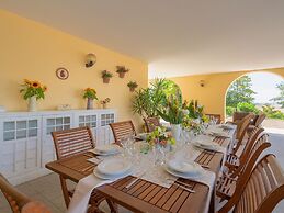 Splendid Villa in Macerata With Pool & Views