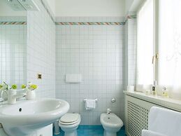 Splendid Villa in Macerata With Pool & Views