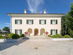 Splendid Villa in Macerata With Pool & Views