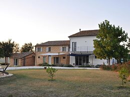 Belvilla by Oyo Amazing Apartment With Garden