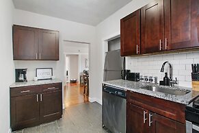 Modern & Stylish 3BR Apt in Rogers Park