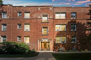 Modern & Stylish 3BR Apt in Rogers Park