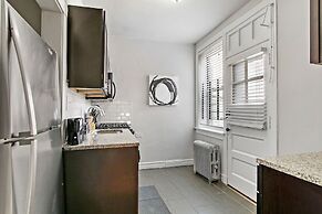 Modern & Stylish 3BR Apt in Rogers Park