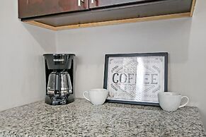 Modern & Stylish 3BR Apt in Rogers Park