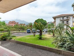 Belvilla by OYO Sunny Apartment in Giarre Near sea
