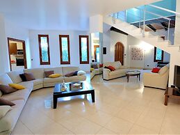 Villa in Valderice With Pool and Garden