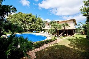 Villa in Valderice With Pool and Garden