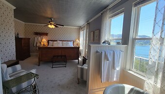 The Historic Requa Inn