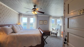 The Historic Requa Inn