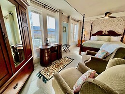 The Historic Requa Inn