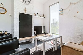 Beautiful Holiday Home in Ouddorp With Balcony