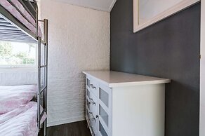 Beautiful Holiday Home in Ouddorp With Balcony