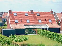 Lovely Holiday Home in Colijnsplaat With Whirlpool