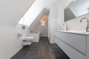 Lovely Holiday Home in Colijnsplaat With Whirlpool