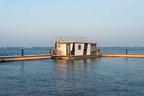 Houseboat Sneekermeer With Garden and Views