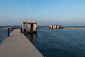 Houseboat Sneekermeer With Garden and Views