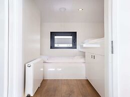 Houseboat Sneekermeer With Garden and Views