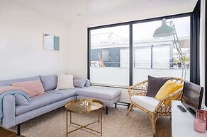 Houseboat Sneekermeer With Garden and Views