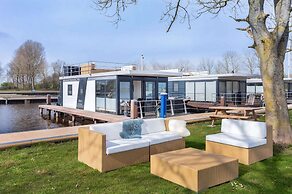 Houseboat Sneekermeer With Garden and Views