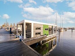 Beautiful Houseboat With Shared Pool