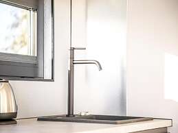 Beautiful Houseboat With Shared Pool